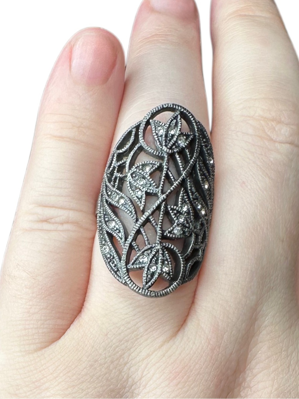 Vintage-Inspired Silver Filigree Leaf Cocktail Ring - Silver